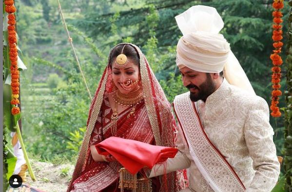शादी के बाद पहली बार साथ नजर आए यामी गौतम व आदित्य धर, मत्था टेकने पहुंचे अमृतसर