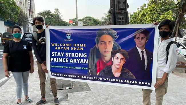 Aryan Drug Case : जेल से रिहा होकर मन्नत पहुंचे आर्यन खान, घर के बाहर लगा लोगों का जमावड़ा