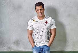 आर्यन की गिरफ्तारी के बाद शाहरुख़ खान के सपोर्ट में बॉलीवुड सेलेब्स, मन्नत के सामने स्पॉट हुए सलमान