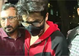 आर्यन खान को घर में शर्टलेस घूमने की नहीं है इजाजत, शाहरुख़ खान ने बताई इसके पीछे की वजह