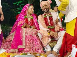 पुनीत पाठक के प्राइवेट मोमेंट का वीडियों वायरल, रोमांटिक अंदाज में पत्नी पल्लू पकड़े आए नजर  