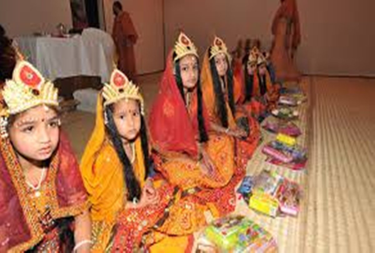 नवरात्रि में शिल्पा शेट्टी ने किया कंजक पूजा, कन्याओं को हाथ से खिलाया हलवा पुरी