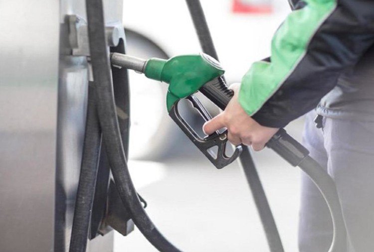 Today Petrol Diesel Price : राज्य सरकारों के वैट घटाने से कच्चे तेल के दामों में आई भारी गिरावट, जानिए अपने शहर की कीमत