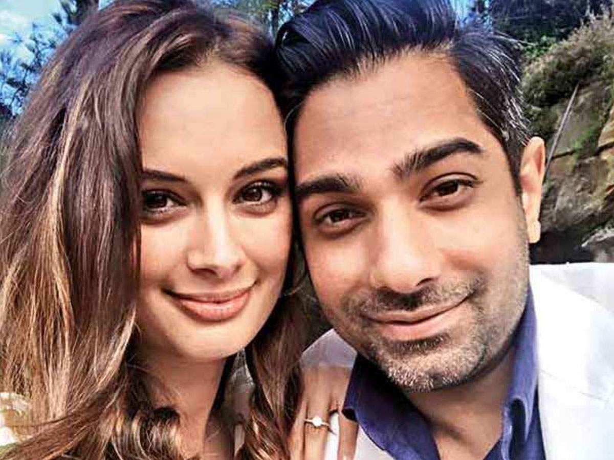 पति की लंबी उम्र के लिए ये बॉलीवुड हसीनाएं रखेंगी व्रत, पहली बार ये त्यौहार मनायेगा ये नई नवेली जोड़ी