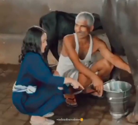 गाना गाने के साथ-साथ नेहा कक्कड़ भैस का दूध निकालने का करती हैं काम, वायरल वीडियो