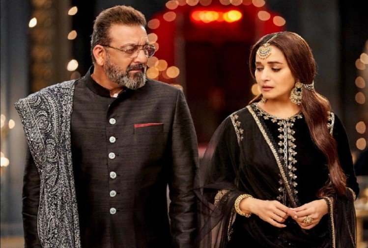 माधुरी दीक्षित का ये काला सच कभी नहीं आया बाहर, जानिए क्या थी वो बात जिसे अब तक छुपा रही हैं डांस क्वीन