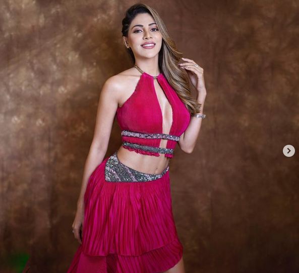निक्की तंबोली ने सोशल मीडिया पर लगाया हॉटनेस का तड़का, बेहद छोटी ड्रेस में शेयर की वीडियो