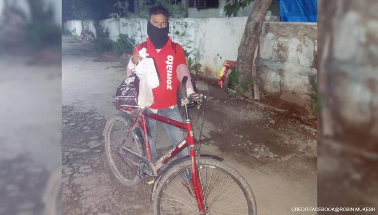 9 किलोमीटर दूर खाना डिलीवर करने साइकिल से पहुंचा डिलीवरी ब्वॉय, कस्टमर ने गिफ्ट कर दी बाइक