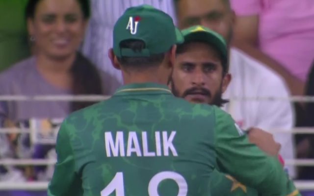 हसन अली से कैच छूटने पर शोएब मलिक ने ऐसा काम किया, पाकिस्तानी फैंस ने स्टेडियम में बजाई ताली