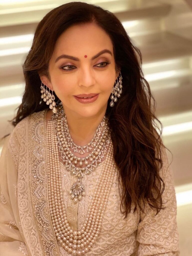 Nita Ambani की एक लिपस्टिक की कीमत जान उड़ जाएंगे आपके होश, बदले में आप खरीद सकते हैं अच्छा खासा बंगला