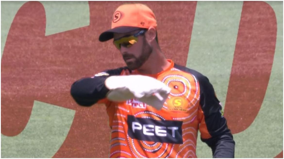 Big Bash League: किसी को कॉफी पीने का लगा चस्का,तो किसी ने पहने दस्ताने,मैच के बीच खिलाड़ियों का दिखा ये अंदाज