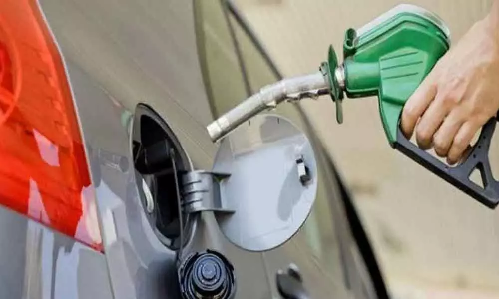 Petrol Diesel Price Today: बेकाबू हुई महंगाई की रफ्तार, फिर बढ़े तेल के दाम, 13 दिनों में 8 रुपए महंगा हुआ पेट्रोल-डीजल