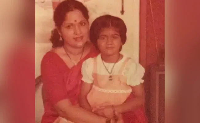 मां की गोद में बैठी ये मासूम बच्ची आज है Bollywood की नंबर 1 हीरोइन, पहचानना है मुश्किल