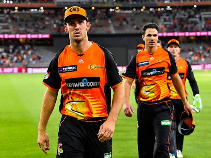 Big Bash League: किसी को कॉफी पीने का लगा चस्का,तो किसी ने पहने दस्ताने,मैच के बीच खिलाड़ियों का दिखा ये अंदाज