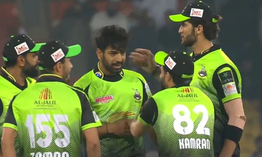 Psl 2022: कैच छोड़ने पर गेंदबाज ने Live मैच में ही अपने साथी खिलाड़ी को मारा जोरदार थप्पड़, देखें Video