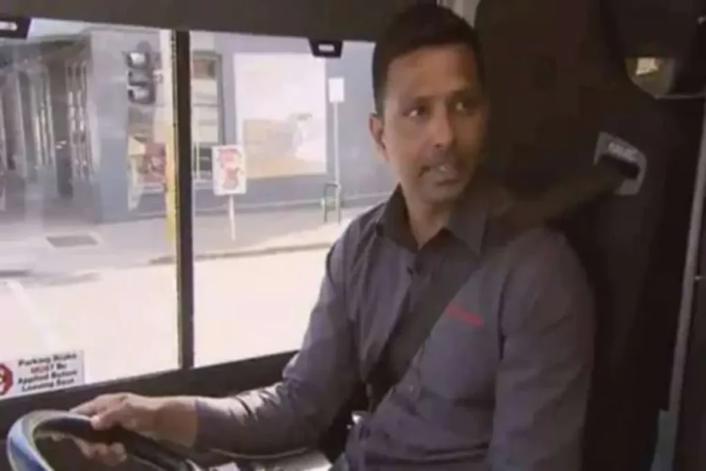 वर्ल्ड कप खेलने वाला यह खिलाड़ी पेट पालने के लिए चला रहा है बस, कभी Dhoni की चेन्नई के लिए खेला करता था मैच