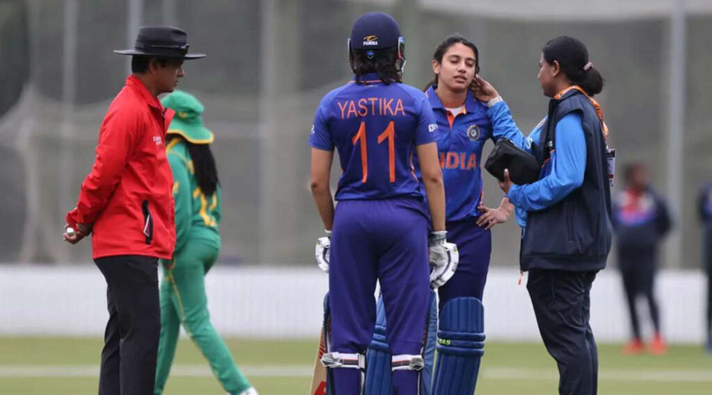 वार्म अप मैच में Smriti Mandhana के सिर पर लगी खतरनाक बाउंसर, मैदान छोड़ वापस जाना पड़ा पवेलियन