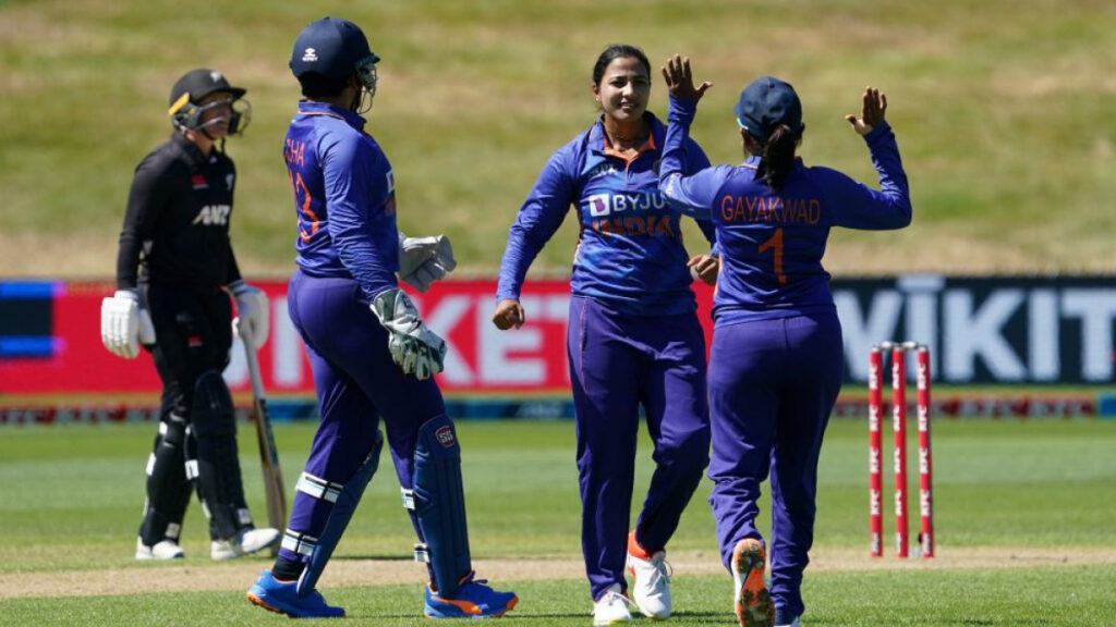 वार्म अप मैच में Smriti Mandhana के सिर पर लगी खतरनाक बाउंसर, मैदान छोड़ वापस जाना पड़ा पवेलियन