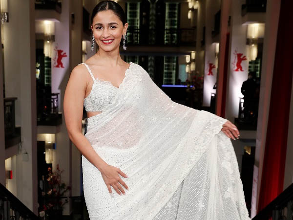 Alia Bhatt ने लाइव शो में दुपट्टा गिराकर दिखाया अपना डीप नेक, फैंस कर रहे है ऐसे-ऐसे कमेंट्स-देखें Video