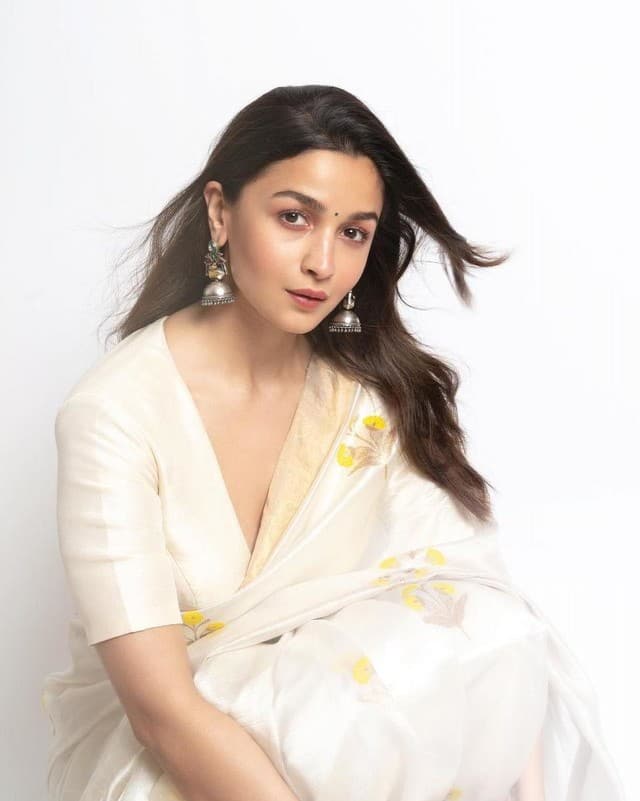Alia Bhatt ने लाइव शो में दुपट्टा गिराकर दिखाया अपना डीप नेक, फैंस कर रहे है ऐसे-ऐसे कमेंट्स-देखें Video