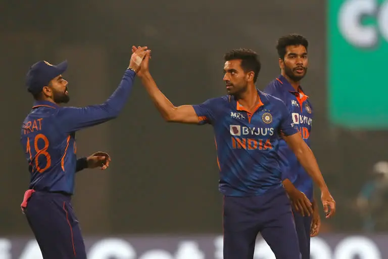 Venkatesh Iyer के हवाई शॉट ने भारतीय Dug Out में मचाई भगदड़, गिर पड़े युजवेंद्र चहल, देखें Video