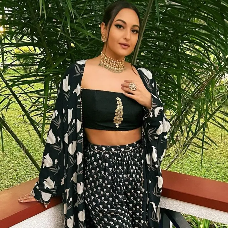 बड़ी मुश्किल में फंसी Sonakshi Sinha, 4 साल पुराने मामले में गैर-जमानती वारंट जारी, जानें पूरा मामला