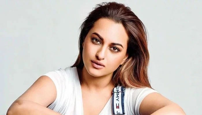 बड़ी मुश्किल में फंसी Sonakshi Sinha, 4 साल पुराने मामले में गैर-जमानती वारंट जारी, जानें पूरा मामला