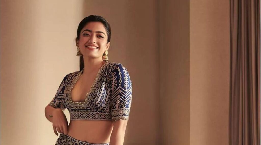 नीले रंग की Kodava Saree में बेहद ही प्यारी लग रही हैं Rashmika Mandanna, कीमत सुनकर उड़ सकते हैं आपके होश, देखें Photos