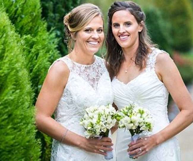 4 साल के लंबे इंतजार के बाद इंग्लैंड की इन महिला क्रिकेटर्स ने आपस में रचाई शादी, देखें तस्वीरें