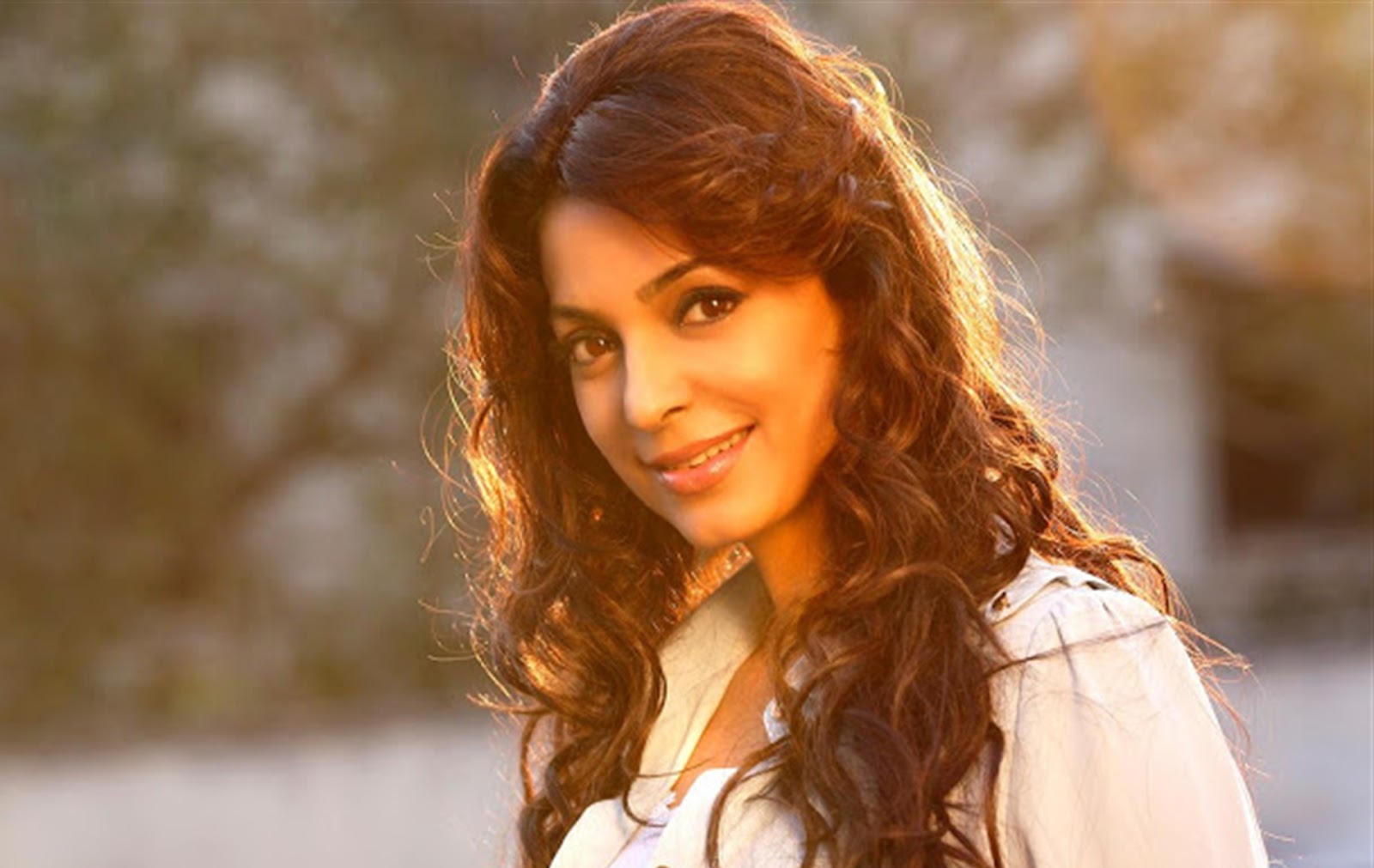 Juhi Chawla की बेटी अपनी मां से भी हैं ज्यादा खूबसूरत, सोशल मीडिया पर तस्वीरें हो रही हैं वायरल