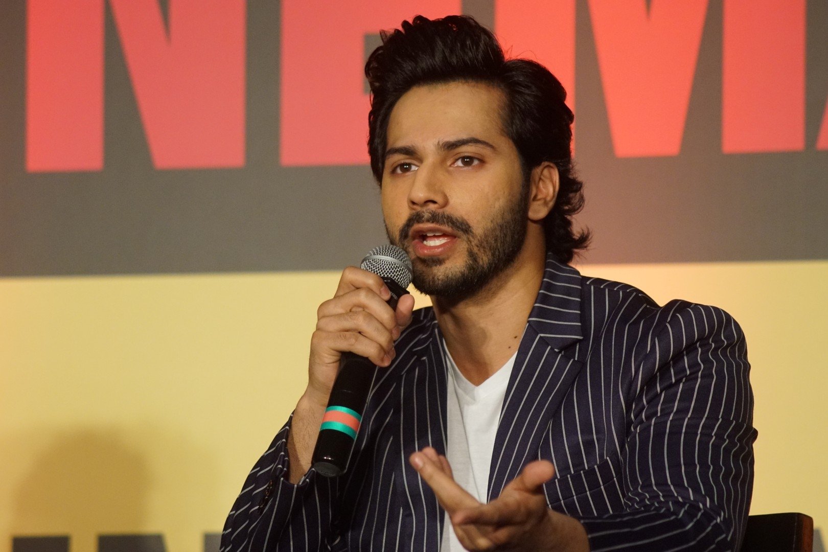 Varun Dhawan की फीमेल फैन ने मदद के लिए लगाई गुहार, एक्टर ने कदम उठाते हुए अपने फैन के लिए किया कुछ ऐसा की हर तरफ हो रही हैं तारीफ
