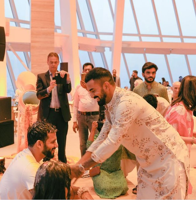दीपक चाहर नहीं बल्कि इस क्रिकेटर की शादी में पहुंचे Kl Rahul, तस्वीरों से हुआ खुलासा 2 दीपक चाहर नहीं बल्कि इस क्रिकेटर की शादी में पहुंचे Kl Rahul