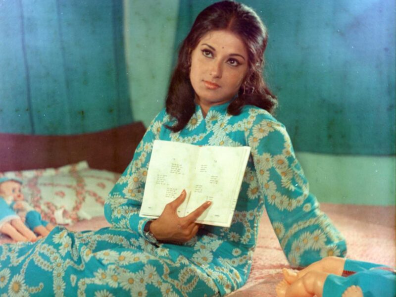 शूटिंग के दौरान भी रो पड़ती थी Moushumi Chatterjee, एक दर्दनाक घटना ने बदल थी पूरी जिंदगी