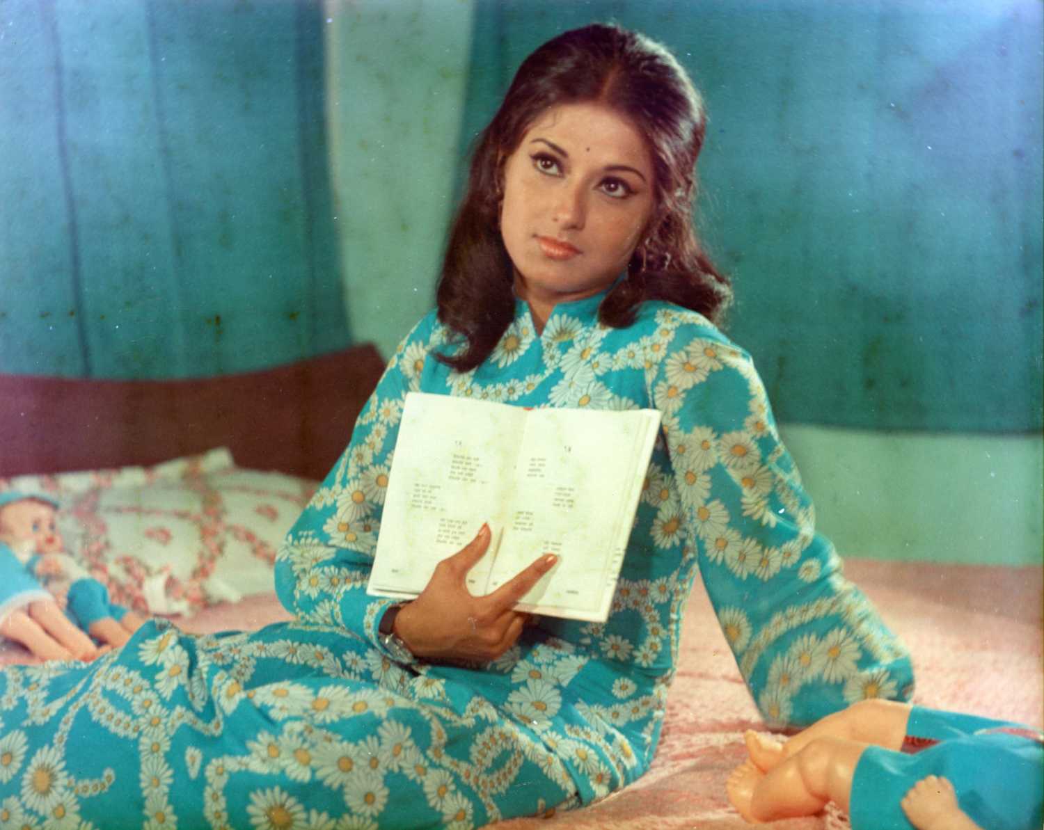 शूटिंग के दौरान भी रो पड़ती थी Moushumi Chatterjee, एक दर्दनाक घटना ने बदल थी पूरी जिंदगी