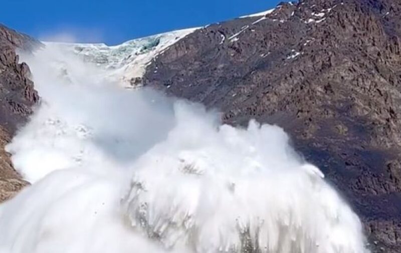 किर्गिस्तान (Kyrgyzstan) में हुआ भयानक हिमस्खलन, सामने आए वीडियो से लोगों की रूह तक गई कांप