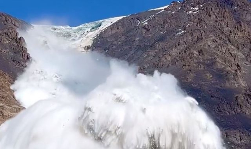 किर्गिस्तान (Kyrgyzstan) में हुआ भयानक हिमस्खलन, सामने आए वीडियो से लोगों की रूह तक गई कांप