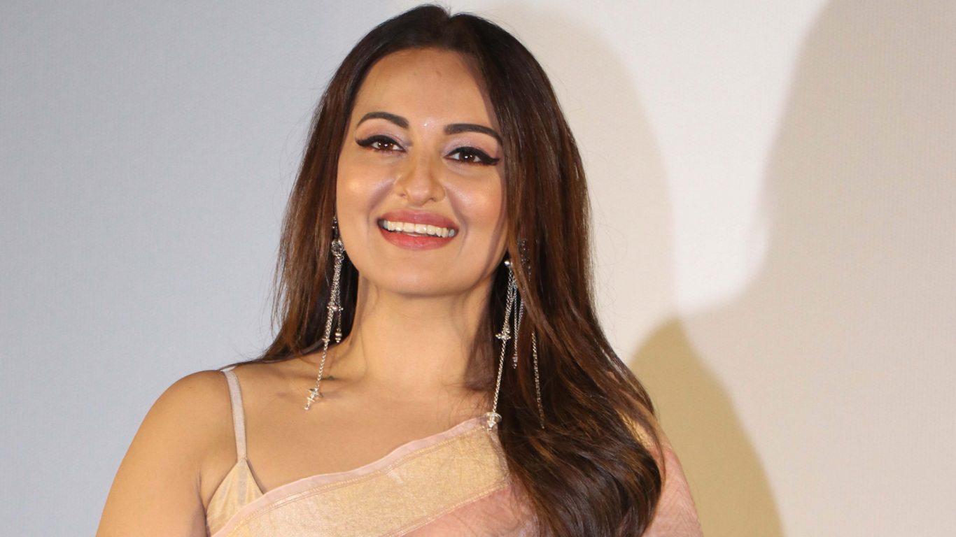 Sonakshi Sinha अपने नए लुक के साथ लोगों को डराती आई नजर, आप भी जाने पूरा मामला