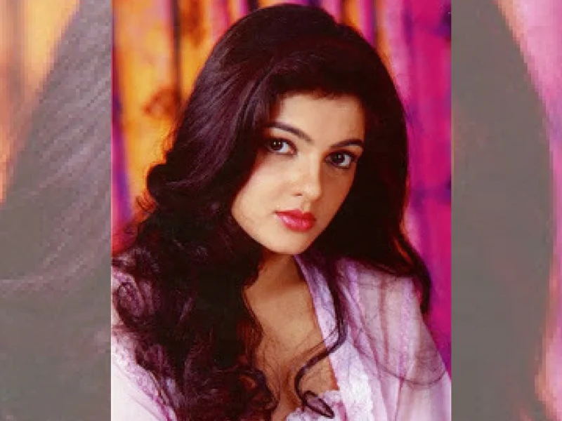 Bollywood की बोल्ड एक्ट्रेस Mamta Kulkarni का बदल गया हैं इतना लुक, फैंस बोले &Quot;कौन हैं ये&Quot;