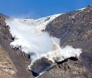 किर्गिस्तान (Kyrgyzstan) में हुआ भयानक हिमस्खलन, सामने आए वीडियो से लोगों की रूह तक गई कांप 
