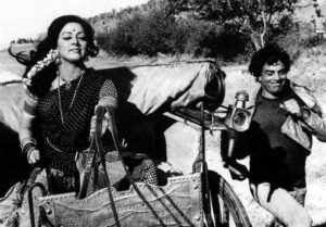 हेमा को छेड़ने के लिए फिल्म 'शोले' के सेट पर Dharmendra किया करते थे ये काम, फिल्म रिलीज के बाद हुआ खुलासा 3 हेमा को छेड़ने के लिए फिल्म 'शोले' के सेट पर Dharmendra किया करते थे ये काम, फिल्म रिलीज के बाद हुआ खुलासा