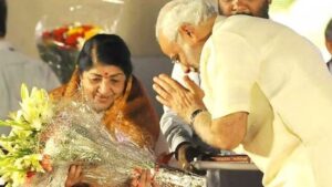 प्रधानमंत्री मोदी ने Lata Mangeshkar की 93वीं जयंती पर देश को दिया अनोखा पुरस्कार, अयोध्या में एक चौक किया स्वर कोकिला के नाम 