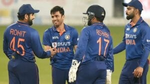 Video : Team India टी20 सीरीज के दूसरे मैच के लिए पहुंची गुवाहाटी, खिलाड़ियों ने मिलकर काटा केक 