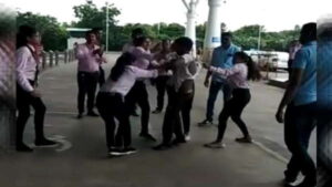 रायपुर (Raipur) एयरपोर्ट पर लड़कियों के गुट ने की ऑटो चालक की जमकर पिटाई, सोशल मीडिया पर वायरल हुआ वीडियो 