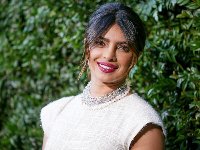 Priyanka Chopra ने सोशल मीडिया पर दिखाई अपने आलिशान कमरें की झलक, आप भी देखें..