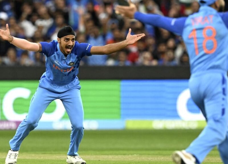 Ind Vs Pak 2022: T20 वर्ल्ड कप में पाकिस्तान के खिलाफ Arshdeep Singh बने 'हीरो', शानदार गेंदबाजी से बदला गेम का रूख
