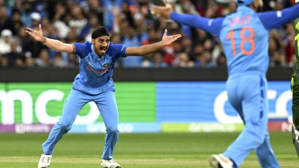 Ind Vs Pak 2022: T20 वर्ल्ड कप में पाकिस्तान के खिलाफ Arshdeep Singh बने 'हीरो', शानदार गेंदबाजी से बदला गेम का रूख