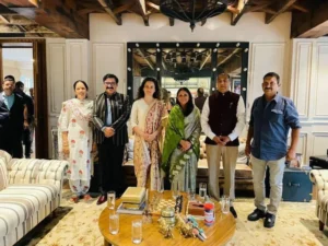 हिमाचल प्रदेश के मुख्यमंत्री से अपने घर मिली Kangana Ranaut, क्या राजनीति में रखेंगी कदम? 2 हिमाचल प्रदेश के मुख्यमंत्री से अपने घर मिली Kangana Ranaut, क्या राजनीति में रखेंगी कदम?