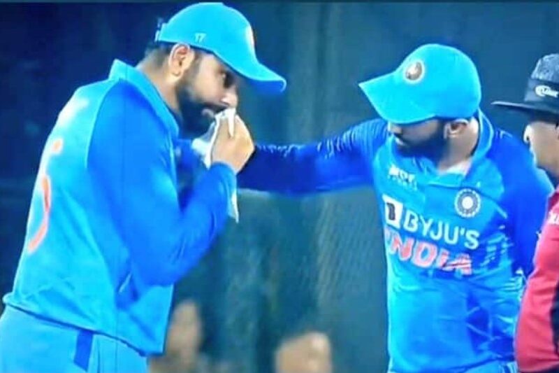 Ind Vs Sa: नाक से बहता रहा खून उसके बाद भी खिलाड़ियों का मनोबल बढ़ाते रहे Rohit Sharma, वायरल हुआ वीडियो