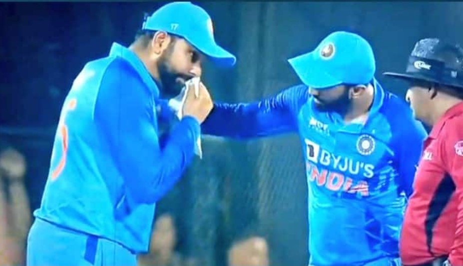 Ind Vs Sa: नाक से बहता रहा खून उसके बाद भी खिलाड़ियों का मनोबल बढ़ाते रहे Rohit Sharma, वायरल हुआ वीडियो