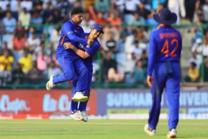 Ind Vs Sa 3Rd Odi : भारतीय गेंदबाजों ने दिखाया शानदार प्रदर्शन, महज 99 रनों पर सिमटी साउथ अफ्रीकी टीम
